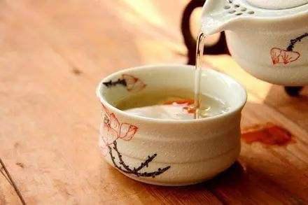 加味薏米茶具有健脾补气，美肤养颜功效
